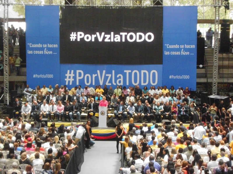 Bibliomiranda's tweet photo. Bibliotecas Miranda presente en acto con @hcapriles en Parque Miranda, #PorVzlaTODO https://t.co/wfdPhgcqTd