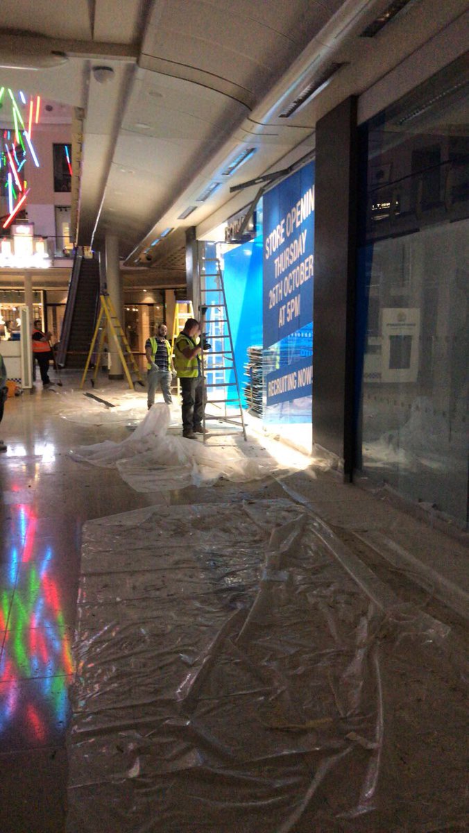 BdCreativeLtd's tweet photo. Hoarding being taken down and builders clean happening now #anothernightshift https://t.co/tLEZ9Fj23y