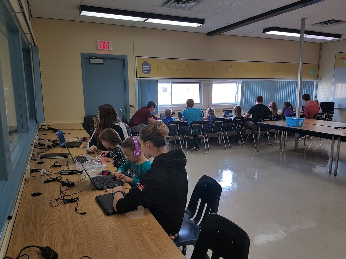 Waldeckwarriors's tweet image. In our #GoogleLab Gr9&apos;s assisting younger stdents w #reading and #math skills. #cooperativelearning #WarriorsTeachingWarriors
#Schoolculture