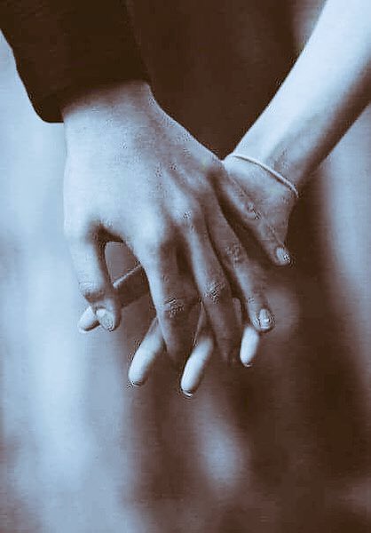 Ne Zaman Hüzün Kaplasa Yüreğimi
Duama Dahil Ederim Yârimi
Yüzümü Güldüreni
Beni Olduğum Gibi Seveni
Hayatımın Anlamıdır Aşkların En Güzeli..