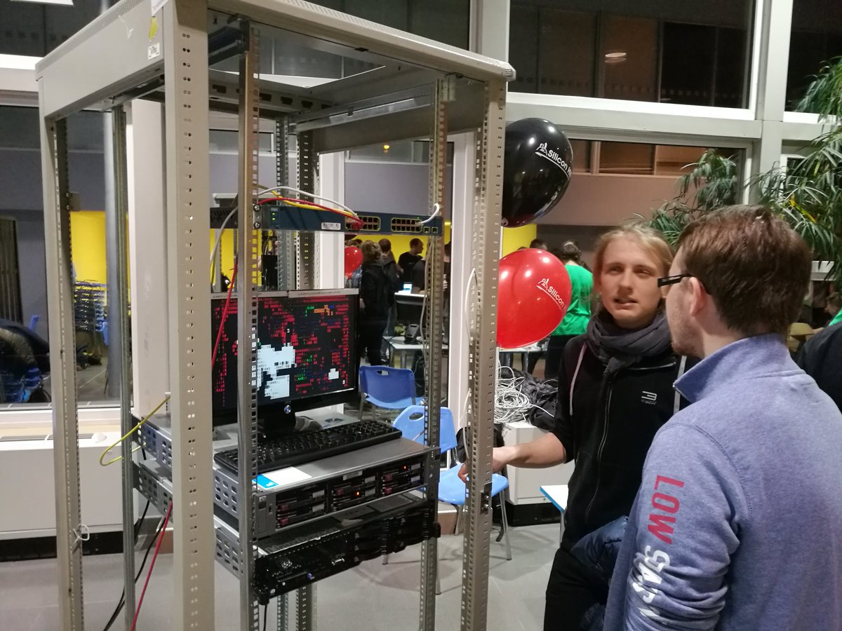 JancickaJ's tweet photo. #AdminsSH představují svoji činnost na Akci Prvák pořádanou klubem @Silicon_Hill. https://t.co/HtPxudR0mE