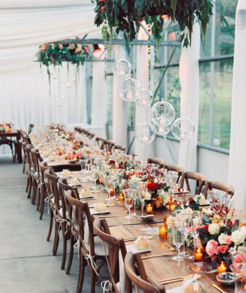 For a Fall wedding, use the traditional white venue as a building block and add seasonal colors for a unforgettable event #EventProfs