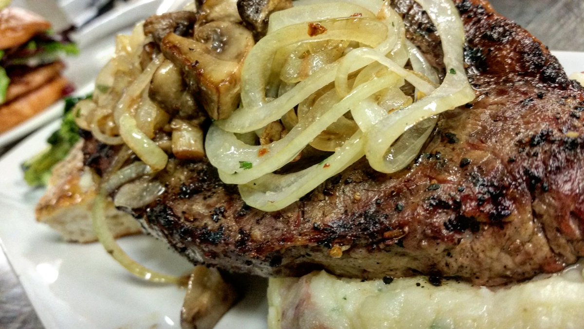 cilantro_chive's tweet photo. "The only time to eat diet food.... is while you're waiting for the perfect Steak to cook" - Julia Child ๐ฝ
#AAAAlbertaBeef #EatDrinkLacombe https://t.co/LC58jbrouy