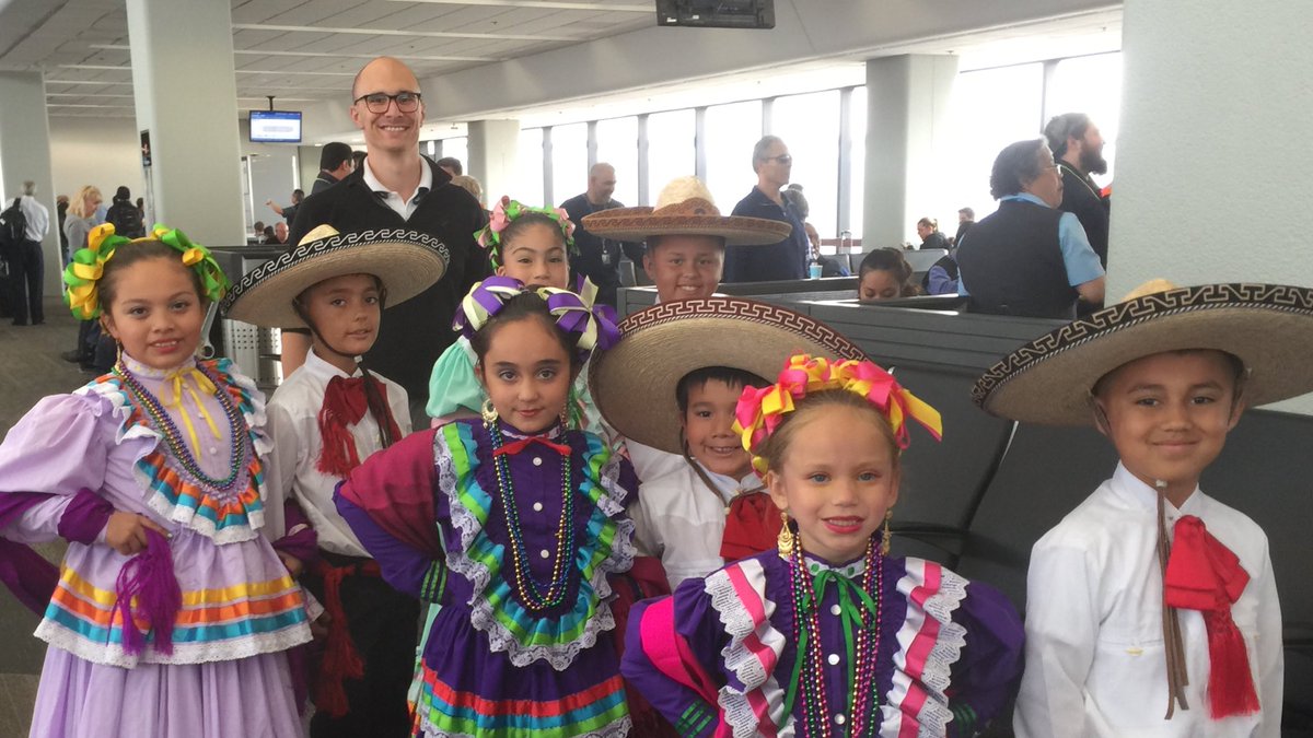 vegasgirl21's tweet photo. Celebrating diversity.  Hispanic Heritage Day at SFO. #beingunited @weareunited @Auggiie69 @39100ft https://t.co/7GJh3M2ydF