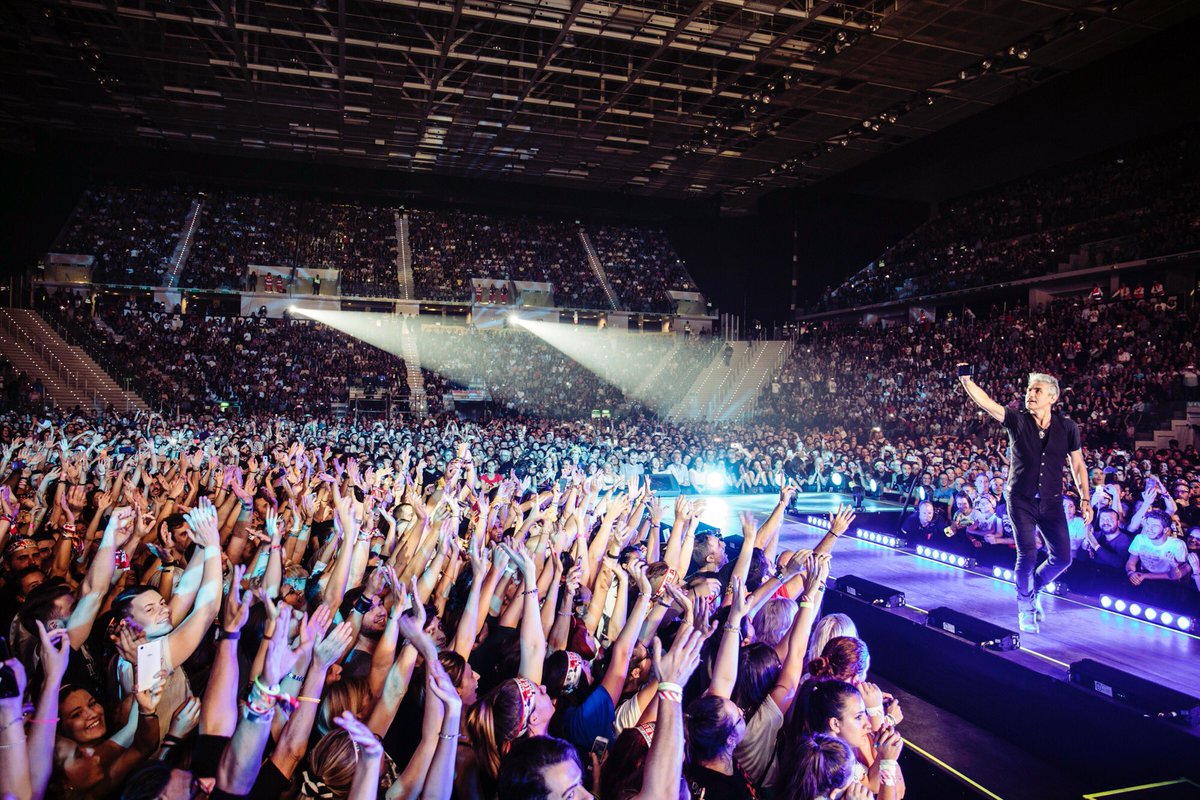 ligabue's tweet photo. GRAN TORINO! #MadeInItalyTour #PalaAlpiTour https://t.co/XIKMJYZbT3