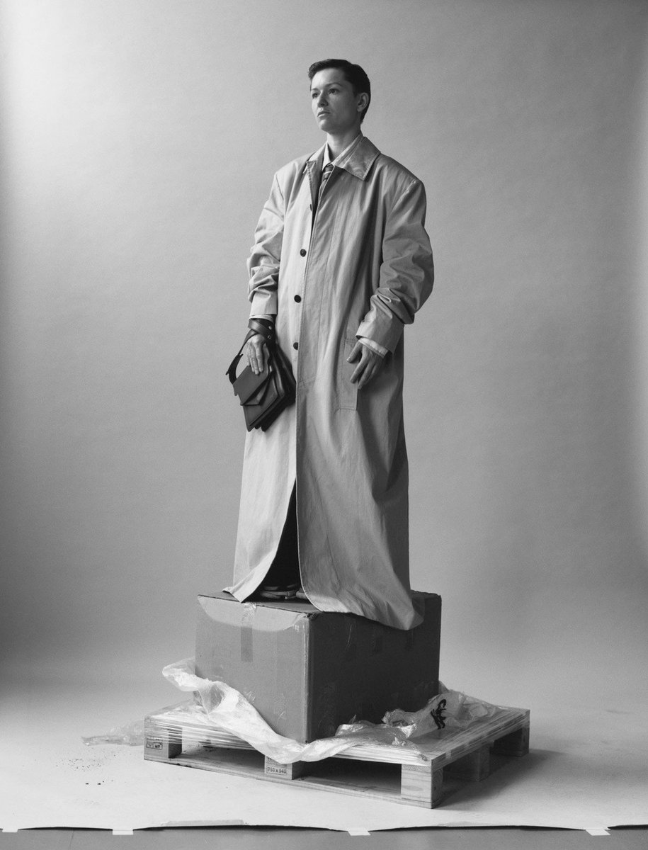 brosbeshow's tweet image. Who wore it best? #officecore @BALENCIAGA #fw17