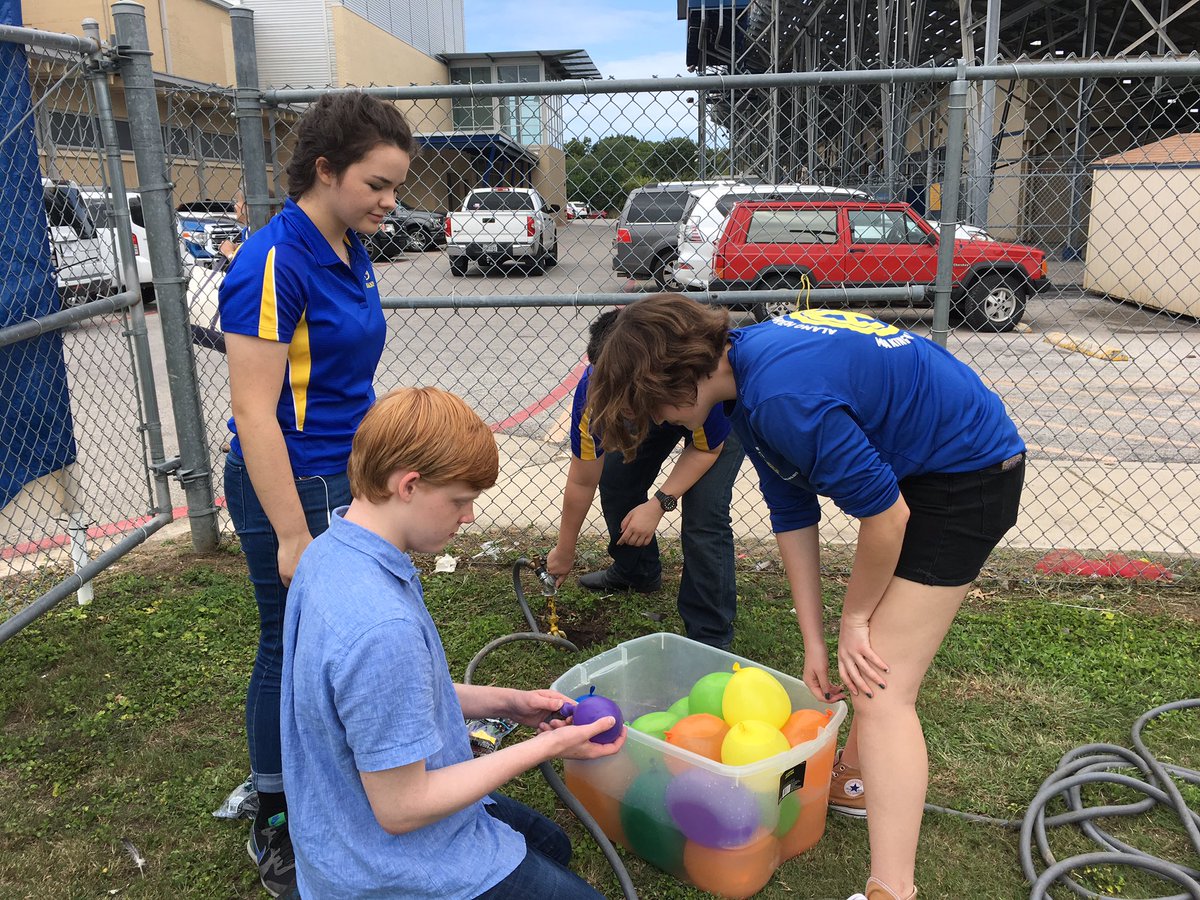 507Tweets's tweet photo. #DebateSquad is getting water balloons ready for Howdy Night! Come buy balloons from us! @AHHSmules @AHISD you https://t.co/1ivWnjnPe0