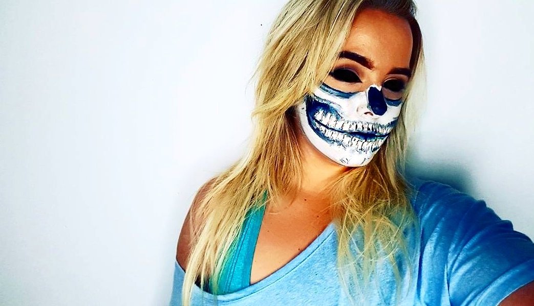 jessiemartinaa's tweet photo. Starting to practice #halloweenmakeup #halfskull #halfskeleton 💀💀💀 https://t.co/s2hyZ42zeM