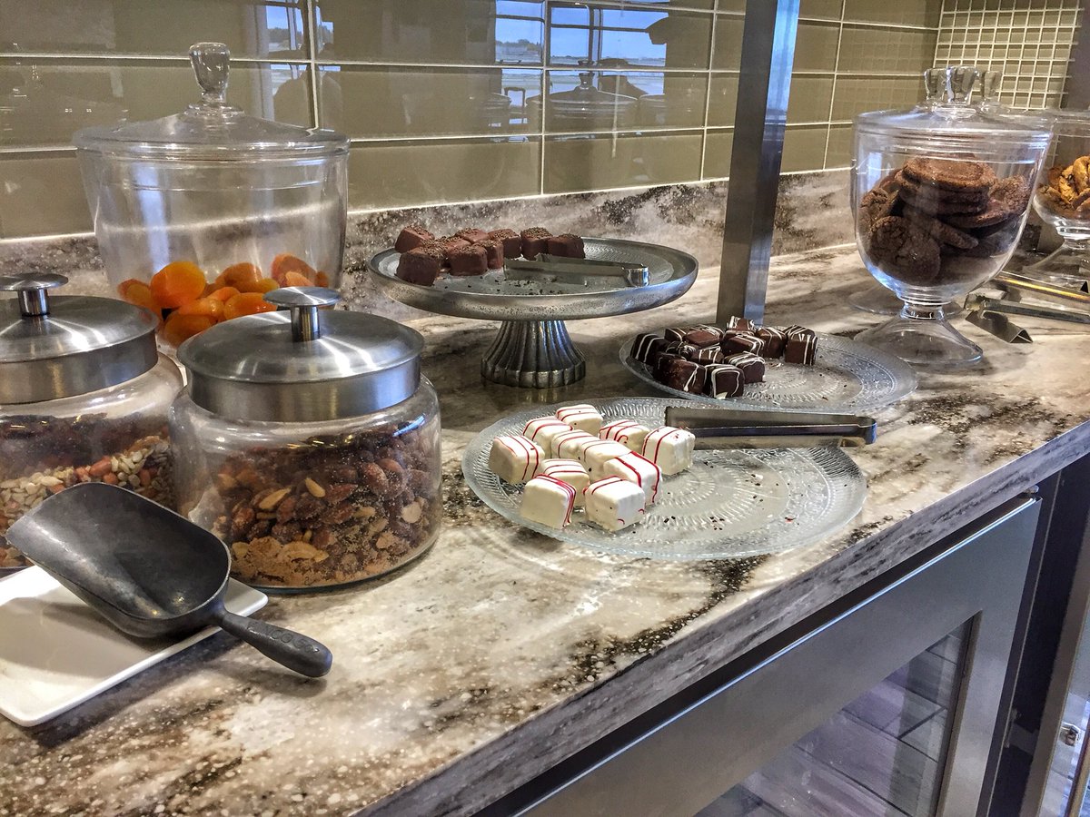 jperri's tweet photo. Flight delays are easy when you get to visit the @MSPEscape #airportlounge #msp #amex #escapemsp https://t.co/pdQD1tixxL