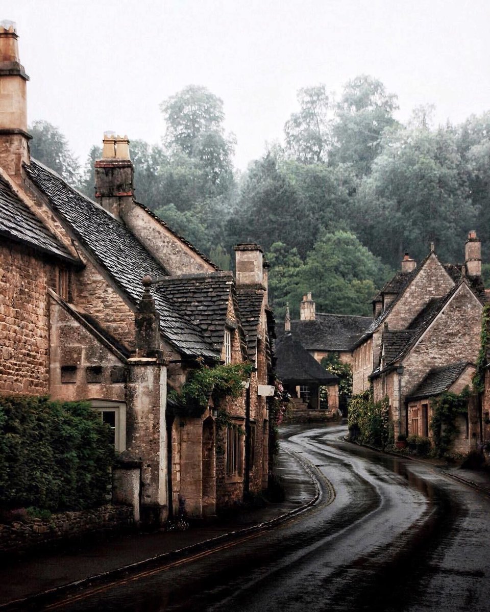 CultureTrip's tweet image. The village of Castle Combe in England is disconnect dreams 😎
.
.
Thanks @alixelay for this beautiful Instagram!