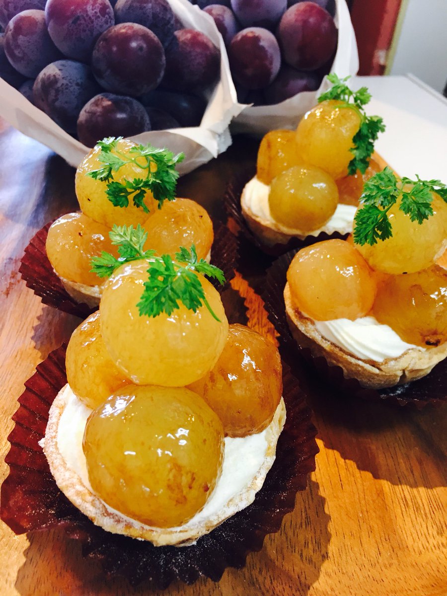 ピオーネバルーンが今オススメです❣️ピオーネの酸味と甘みとジューシーさが味わえるステキなタルトです^ ^是非！