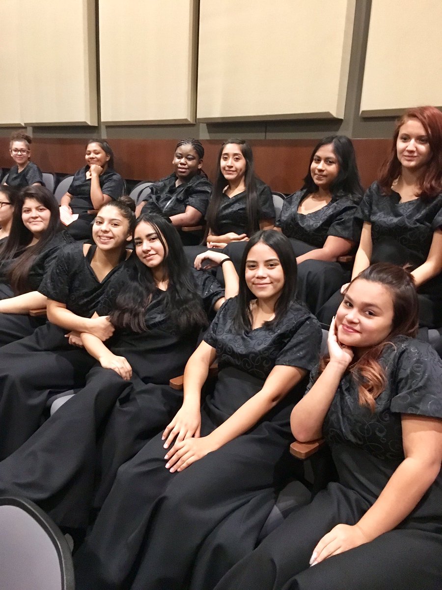 MrsXaggy's tweet photo. @gphs_choir @sandradavis2013 @GPHSGophers A few pics from our Fall Concert.  🎼💙 https://t.co/TG5al3Eac4