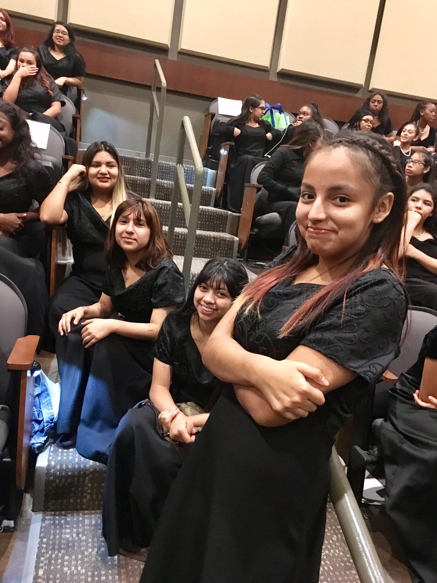 MrsXaggy's tweet photo. @gphs_choir @sandradavis2013 @GPHSGophers A few pics from our Fall Concert.  🎼💙 https://t.co/TG5al3Eac4