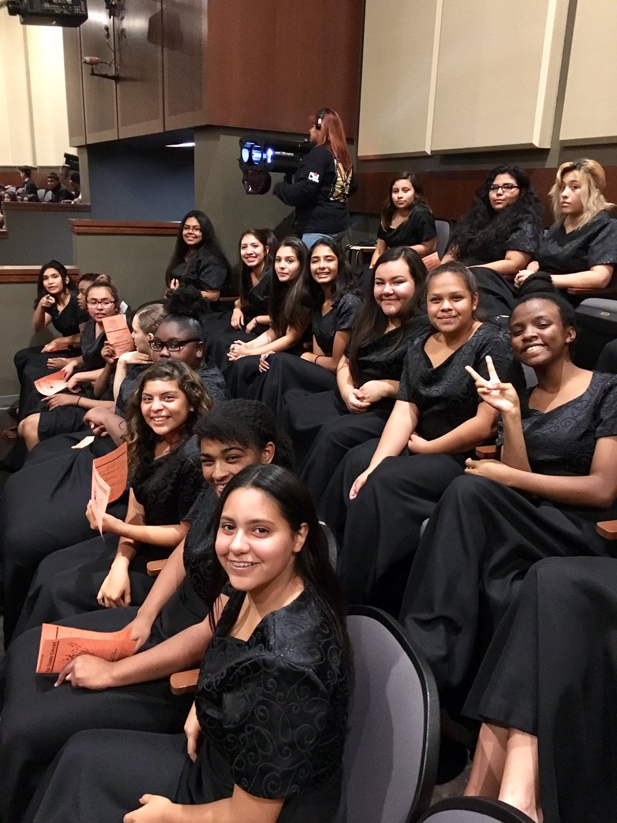 MrsXaggy's tweet photo. @gphs_choir @sandradavis2013 @GPHSGophers A few pics from our Fall Concert.  🎼💙 https://t.co/TG5al3Eac4