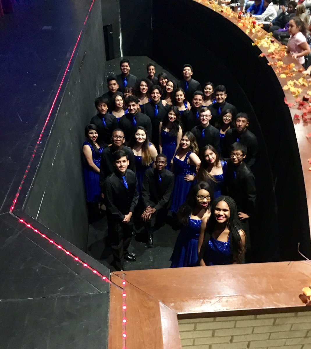 MrsXaggy's tweet photo. @gphs_choir @sandradavis2013 @GPHSGophers A few pics from our Fall Concert.  🎼💙 https://t.co/TG5al3Eac4