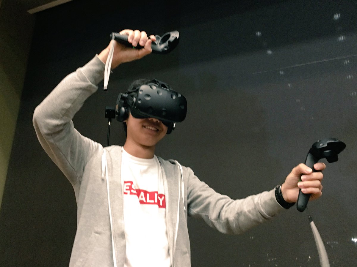 UCLAtech's tweet photo. Tonight is @UCLAHousing's #TechFair2017! Get a close up of companies and campus groups working in VR, 3D printing, and beyond https://t.co/WAe5qVtdQu
