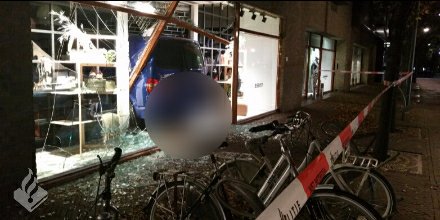 POL_AlphenadRyn's tweet photo. #ramkraak Castellumstraat #Sebastian #getuigen gezocht. 4 personen op scooters richting Aarplein #Alphen. Grote tassen. Zwart gekleed ^jr https://t.co/nRIZwvijrT