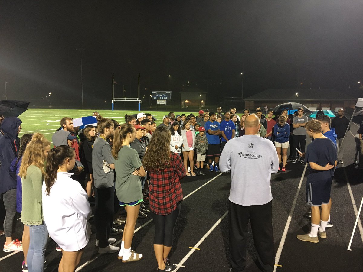 @TuskyFootball and <a href="/HuskiesFCA/">Tuscarora FCA</a> rep'd big tonight at <a href="/loudounfca/">Loudoun FCA</a>'s 1st ever Fields of Faith! #FOF17