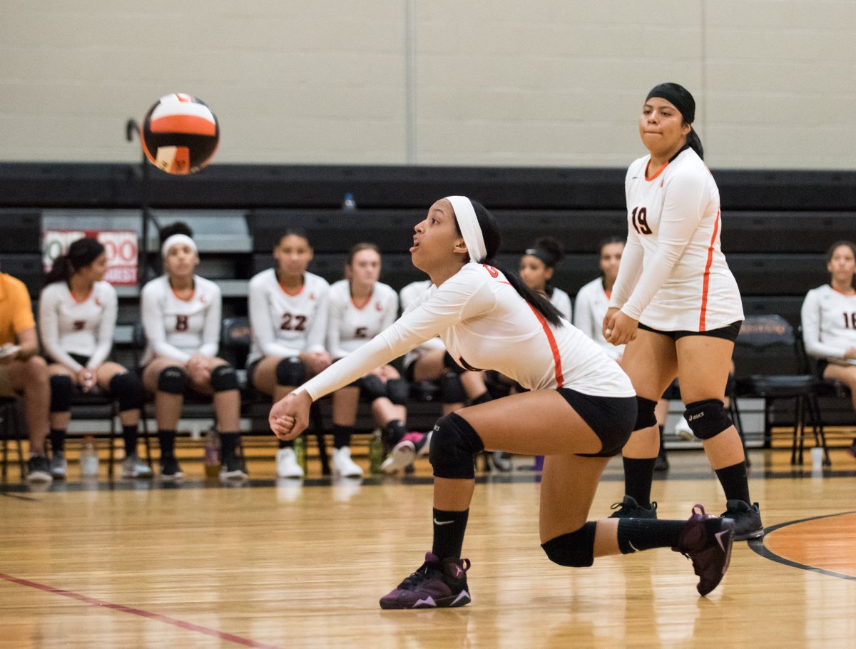 SportsInCT's tweet image. #GoodwinTech girls volleyball sweeps #VinalTech for easy win goo.gl/dWgoEE #ctvb