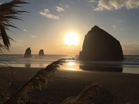 coachslader's tweet photo. Head is officially turned off. I'm chasing sunsets, big rocks, sand and saltwater with my partner in crime. Later workin' stiffs!! #oregoncoast #exhale #grapearitas https://t.co/ngXgnmerYU