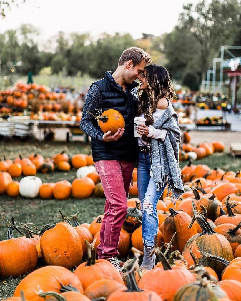 MiaMiaMineBlog's tweet photo. Cozy in a pumpkin patch on https://t.co/gx7sAzEDQb today (direct link in my bio). 📸: @lauraraephotography #fallfash… https://t.co/3xZLG6IXDt https://t.co/vviiGzFuy1