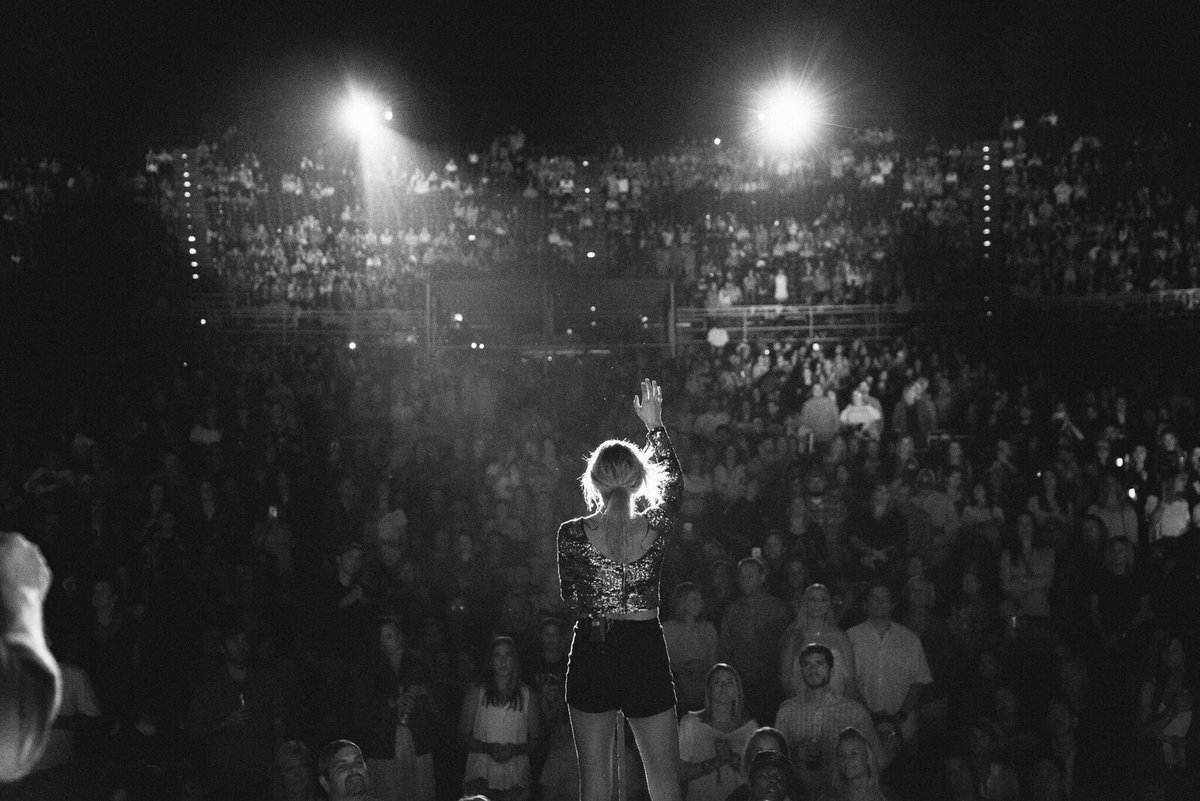 KelseaBallerini's tweet photo. A tour I’ll never forget. THANK YOU to all who came out to the #YouLookGood tour & to @LadyAntebellum for having me ✨ https://t.co/RxHxmmOLU2