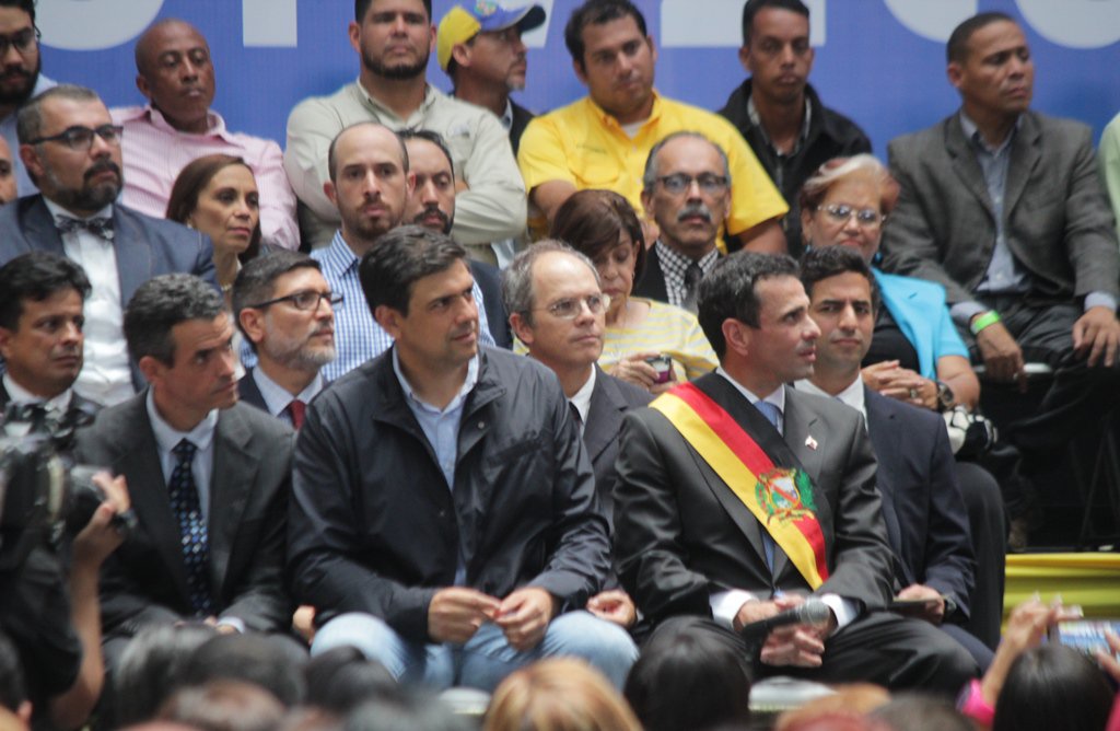 Jorgebarrosod's tweet photo. . @hcapriles Miranda no volverá a la oscuridad, no se ha puesto de rodillas frente a los poderosos y nunca lo hará. @CarlosOcariz pa Miranda https://t.co/nS3VsTpq3e