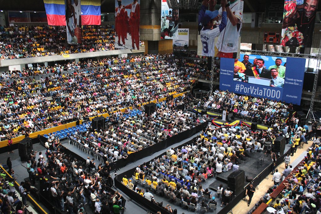 Jorgebarrosod's tweet photo. . @hcapriles Miranda no volverá a la oscuridad, no se ha puesto de rodillas frente a los poderosos y nunca lo hará. @CarlosOcariz pa Miranda https://t.co/nS3VsTpq3e