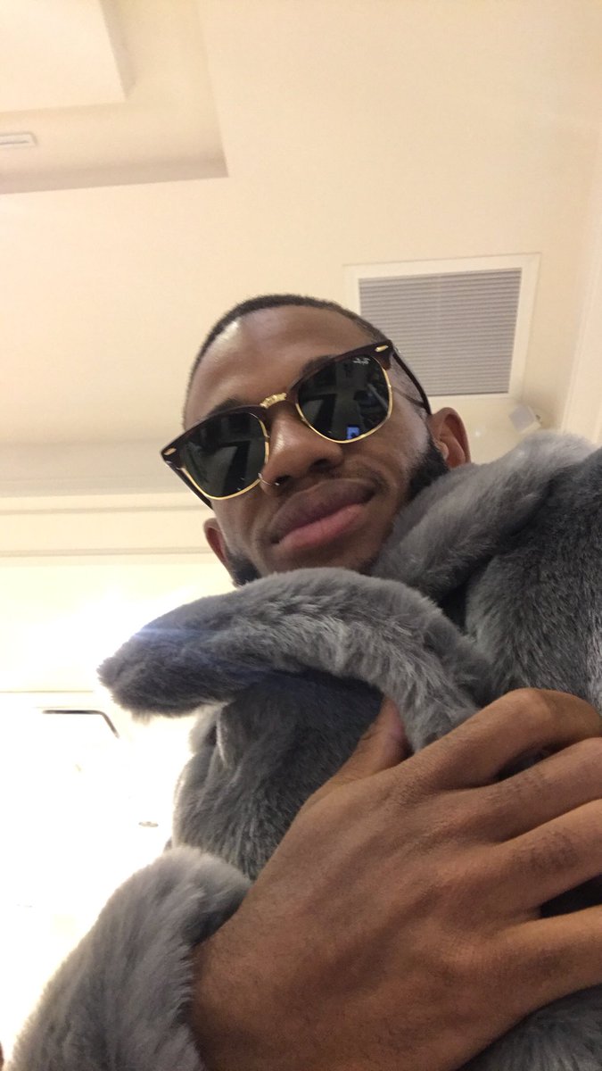 DemetriusHarmon's tweet image. When the total is $19.99 and you pay $20 and say keep the change