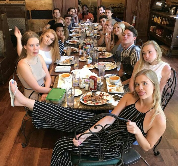 MikeyBBRA's tweet photo. Mikey em Santa Barbara com amigos, recentemente. https://t.co/4FnsvA4HQ0