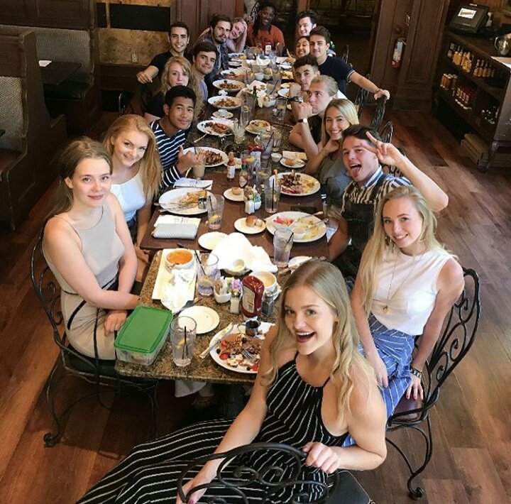 MikeyBBRA's tweet photo. Mikey em Santa Barbara com amigos, recentemente. https://t.co/4FnsvA4HQ0