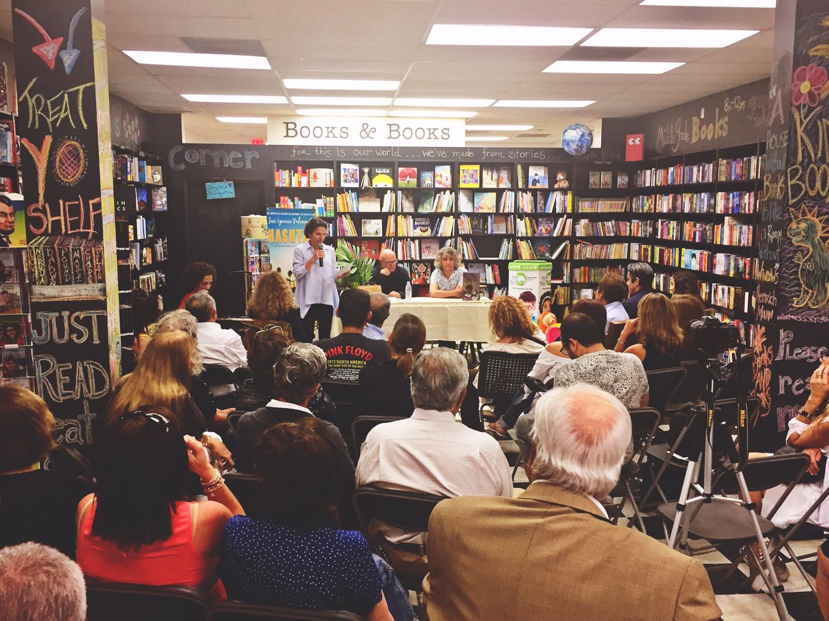 PenguinLibrosUS's tweet photo. ¡Ya comienza la presentación de @elchascas en #BooksAndBooks! 📖🖊🎉 #LibroHASHTAG https://t.co/vTi4DIRism