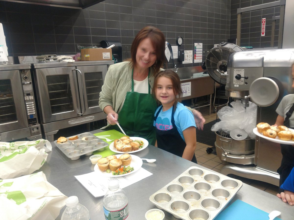 SchoolFoodNews's tweet photo. Walpole Cultivation Kitchen #busyeating! https://t.co/kH3Bez3Al1