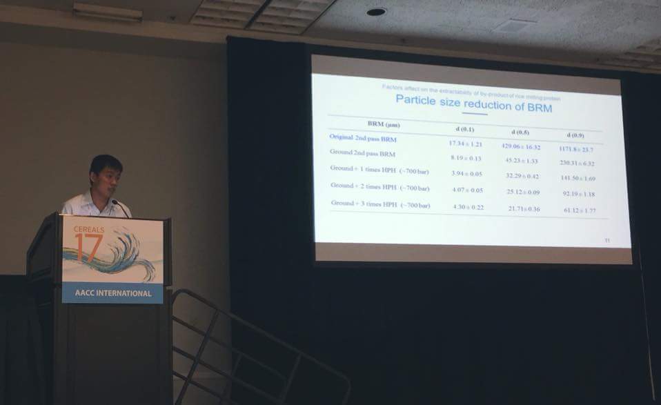 UQSAFS_Metab's tweet photo. #ITTC student Khang Tran talks about protein extraction on rice milling byproducts #AACCI2017 #cereals17 https://t.co/j9majhAM4v