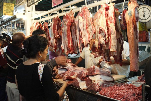 DolarToday's tweet photo. ¡DE INFARTO! La carne pasó de 28 mil a 45 mil bolívares en una semana -► https://t.co/XMVOrpCGEh https://t.co/82K5M7uS8w