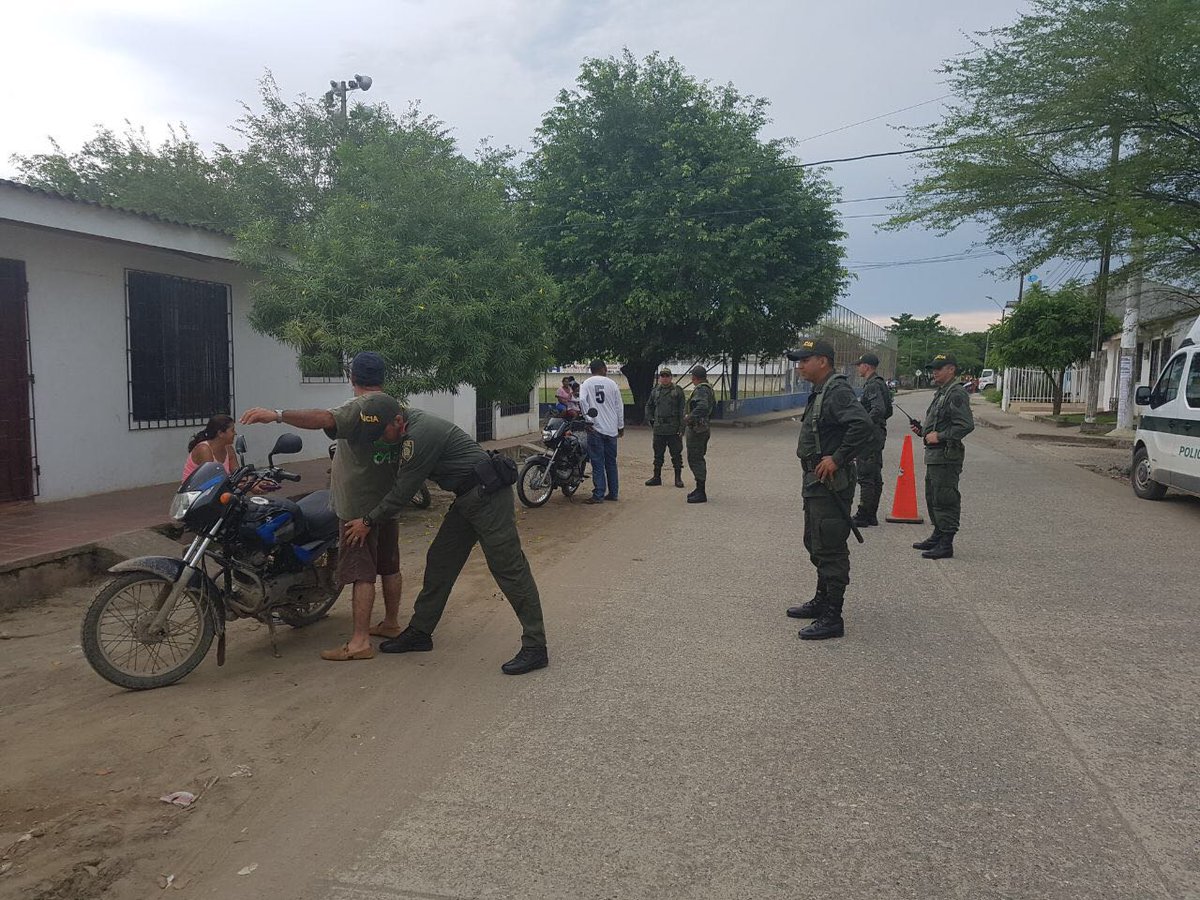 PoliciaMonteria's tweet photo. Realizamos #PlanTomaLocalidades en #SantaTeresa #Botavén #SantaClara y #ElTerminal verificando antecedentes a personas #EstpoCereté https://t.co/N0gG87h56v