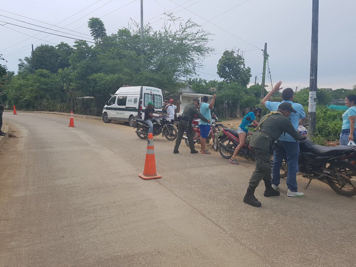 PoliciaMonteria's tweet photo. Realizamos #PlanTomaLocalidades en #SantaTeresa #Botavén #SantaClara y #ElTerminal verificando antecedentes a personas #EstpoCereté https://t.co/N0gG87h56v