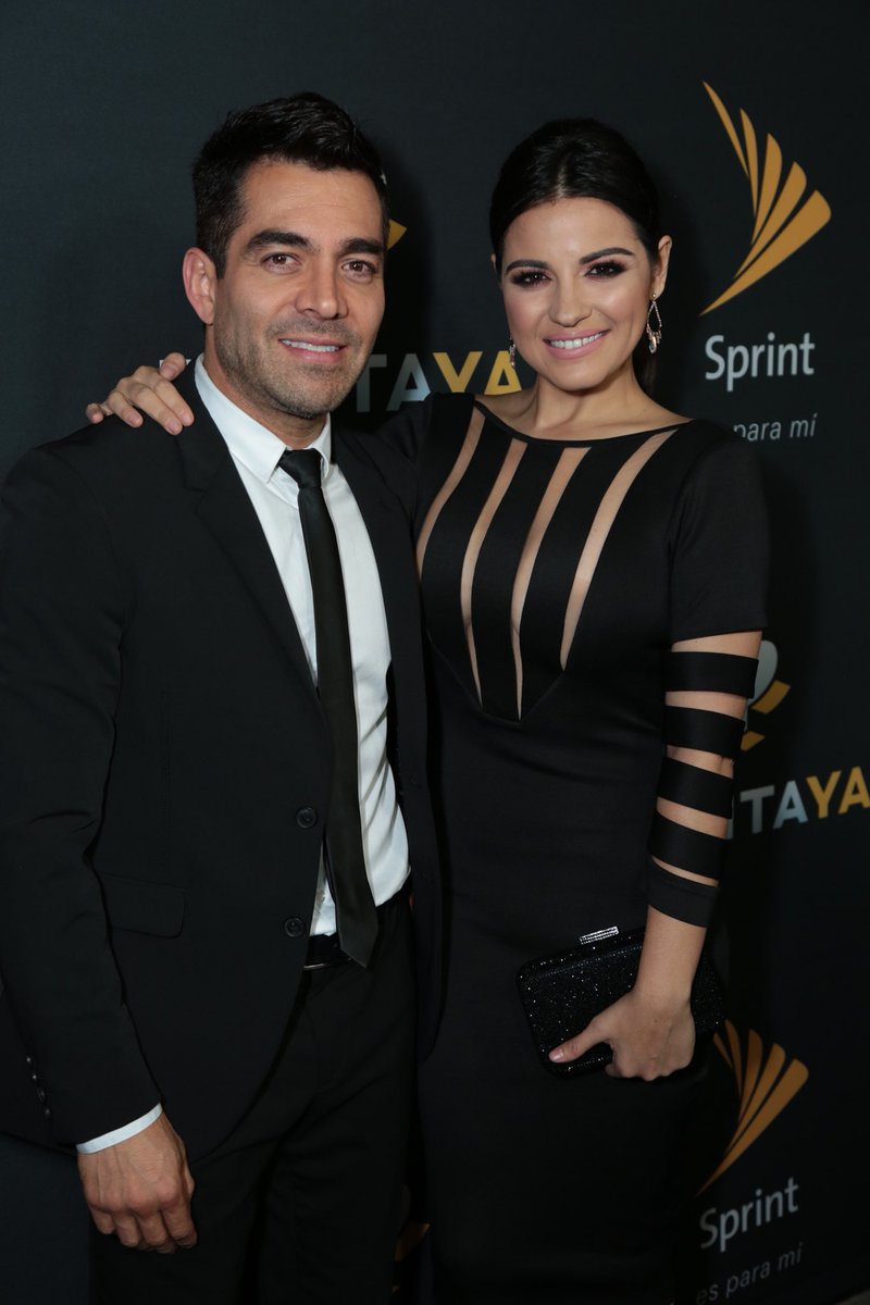 USAHOLA's tweet photo. #OmarChaparro y #MaitePerroni, anfitriones  de la fiesta de lanzamiento #Pantaya desde #Hollywood 👌🏻 
#LA #HOLAUSA 
@MaiteOficial https://t.co/arbfMcuvcV