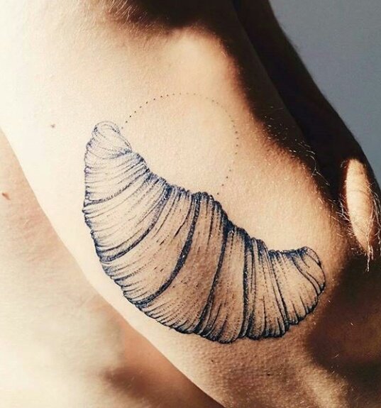 Alefonse45's tweet photo. -¿Qué desea tatuarse?
-Tatuéme algo que me vaya a gustar toda la vida
-Y usted, ¿de dónde es?
-Joy del Valle oís
-No se diga más #Pancacho https://t.co/nWyShogyOy