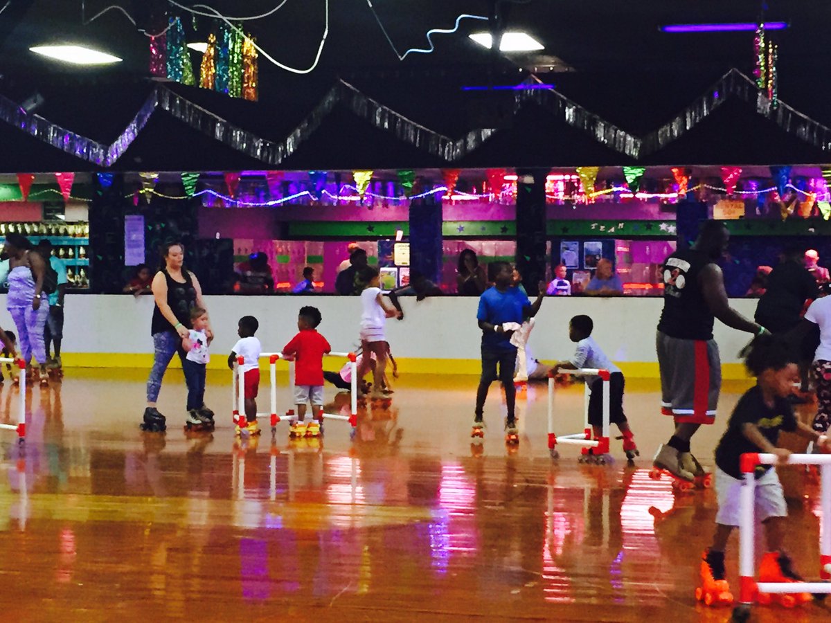 LMSEdisonES's tweet photo. First skate night of the year for Edison! Teachers and students had fun skating the night way!! https://t.co/7GnTz9C8jR