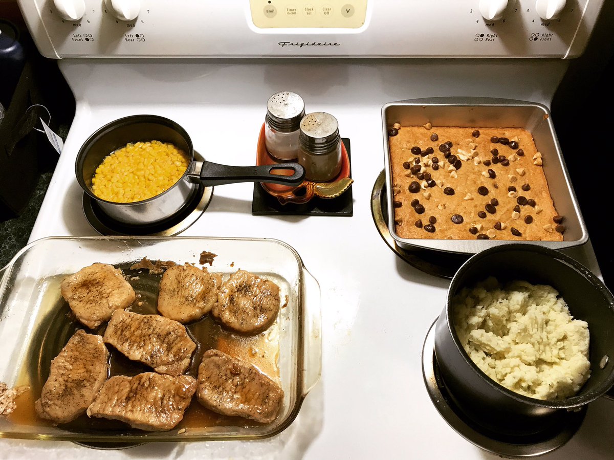 shelllby_____'s tweet photo. Delicious Fall dinner 👩🏻‍🍳🍂 #AppleCiderGlazedPorkChops #FallCooking #ChefGameStrong https://t.co/ssKzHFwFAE