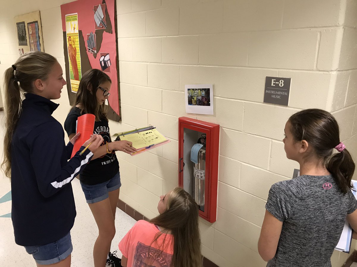 Hereford_MS's tweet photo. World Language scavenger hunt! Ss apply vocab with movement. Practice learning about the community following directions in Spanish #bcpsc2 https://t.co/z9OeYBtiIK