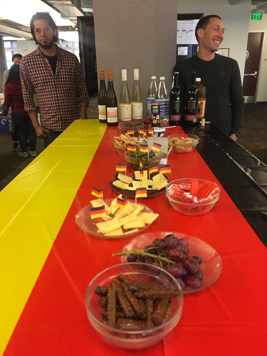 verena's tweet photo. #WunderbarWednesday heute im Büro mit meinen wunderbaren Kollegen 🇩🇪❤️ https://t.co/spAiLvIAUt