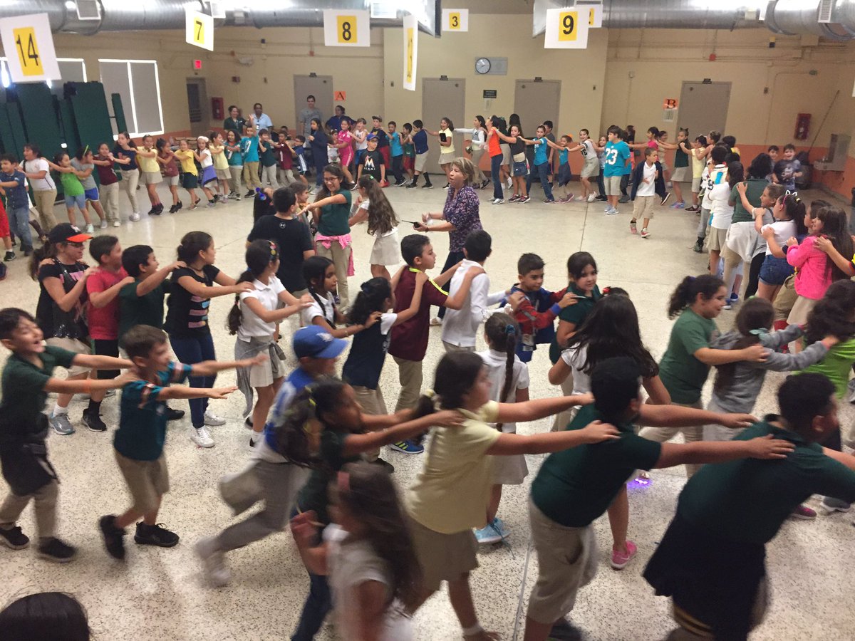 HMFlagler_ES's tweet photo. Sports Day &amp; Dance in support of @UnitedWayMiami! 🕺🏽💃🏻 #FunForACause #StudentCampaign @MiamiSup @MiamiCAO https://t.co/xW9wRIaaun
