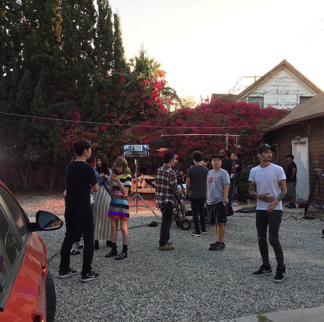 wenderland__'s tweet photo. ดูเหมือนสาวๆ Red Velvet กำลังถ่ายทำอะไรบางอย่างกันอยู่ที่ LA 😍 (rachatterton) https://t.co/ksUztyIjWB