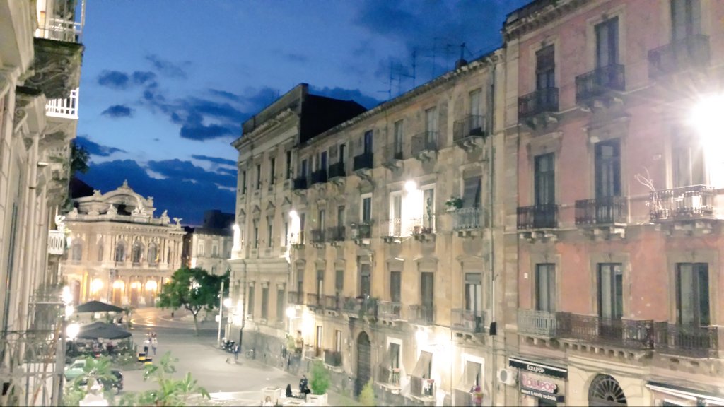 JuanKarlosMatta's tweet photo. #Lasmejoresvistas #desdemihabitación #Noche #Cielo #Nubes #Azulintenso #Teatro #Humedad #Ruido #Musica #Bares https://t.co/JVCb7HrxA4