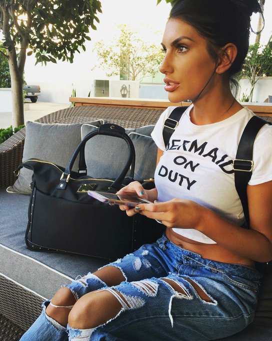 2 pic. when someone tells me to fuck off on social media ???? https://t.co/7FUdsuVQNY