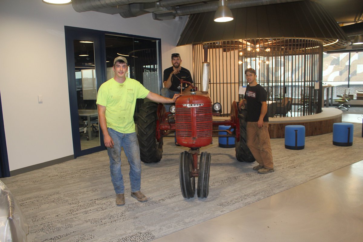 Codeman0702's tweet photo. Another great move ofthe 640 Labs/Climate Field View tractor to their new office in Chicago #farmallB @ruppinator @corbettkull @maxarmstrong https://t.co/W7L9ogRVnw