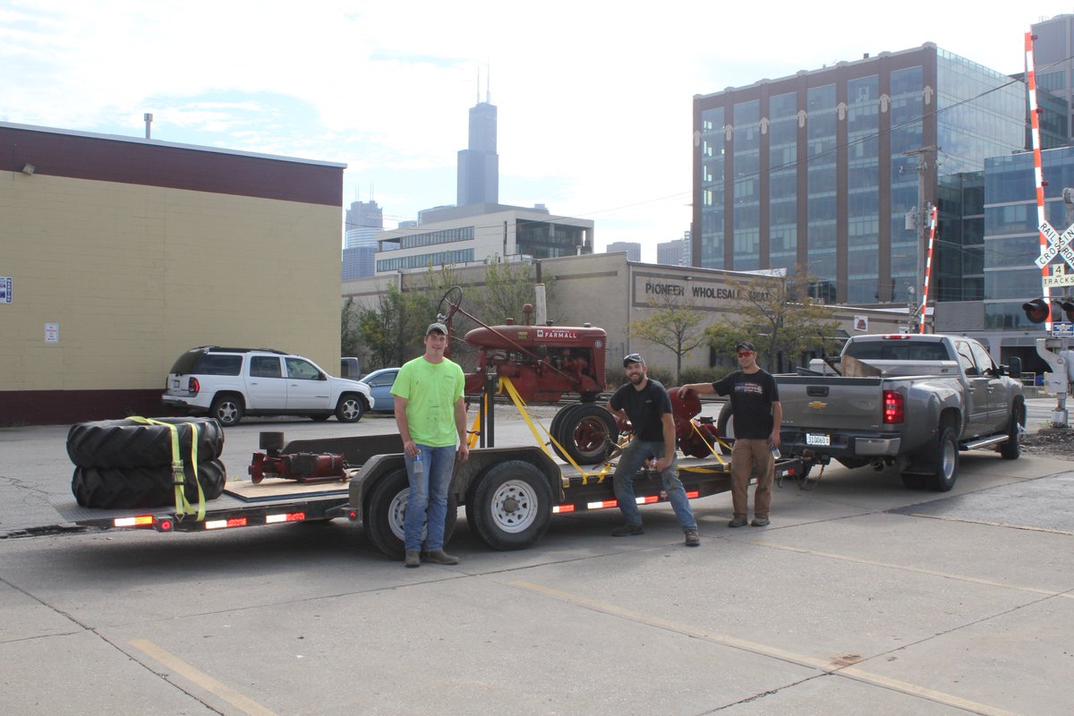 Codeman0702's tweet photo. Another great move ofthe 640 Labs/Climate Field View tractor to their new office in Chicago #farmallB @ruppinator @corbettkull @maxarmstrong https://t.co/W7L9ogRVnw