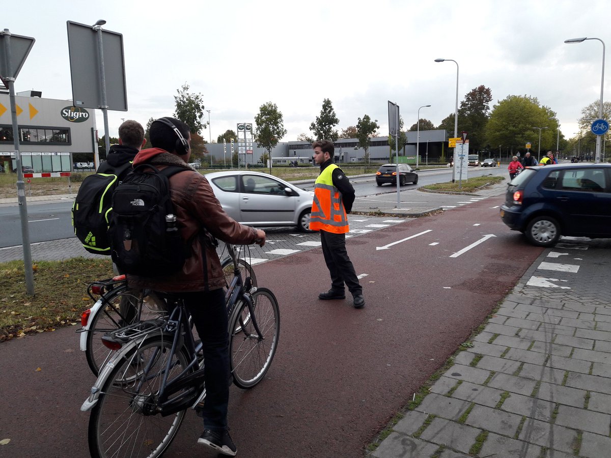 afluit2's tweet photo. Ronald MC Donald Rally studenten HTV Deltion helpen mee.#deltion #rmcdrally https://t.co/dxa1MgXZR7